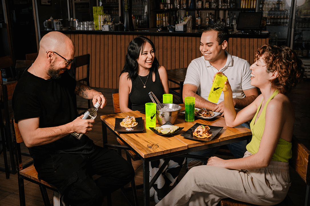 Grupo de amigos divirtiendose en bar marlitros- Marlitros Bar Guadalajara